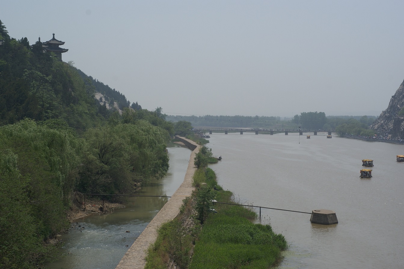 Река Ихэ, пещеры Лунмэнь (справа).